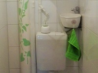 WiCi Mini, kleines Handwaschbecken an praktisch jedes WC anpassbar - Frau W (Deutschland) - 2 auf 2 (nachher)